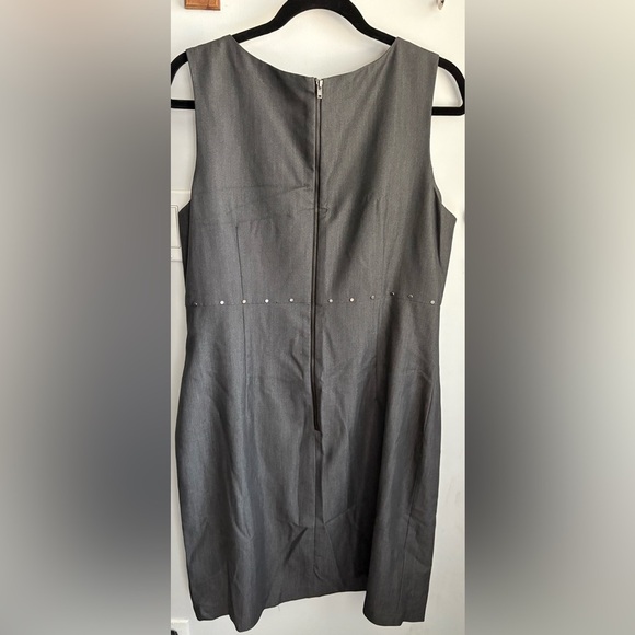 Elegant Gray Sleeveless Dress - Picture 3 of 3